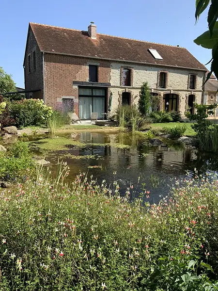 La Grange des Loges — Vue panoramique de la maison avec bassin et jardin